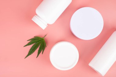 Marihuana, krem ve yeşil marihuana yaprağına dayalı tıbbi kozmetik seti..