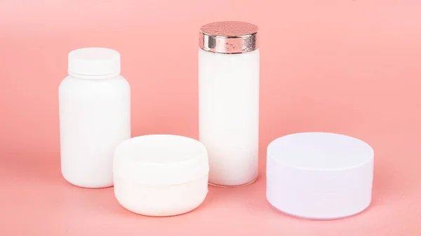 Λευκό Καλλυντικά Μπουκάλια Ροζ Φόντο Περιποίηση Δέρματος Ομορφιά — Φωτογραφία Αρχείου