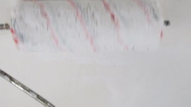 Tavanı silindirle boyamak. Yüksek kaliteli FullHD görüntüler