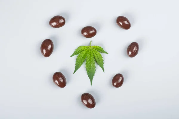 Chocolate Candy Thc Heart Green Leaf Cannabis Recreational Sweet Drugs — ストック写真