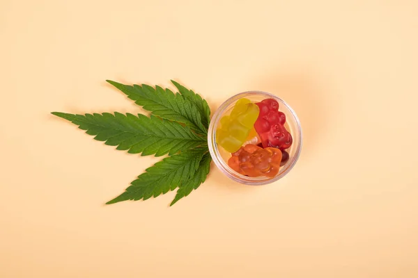 Thc Jelly Candies Cannabis Sweets Drugs Green Leaf Yellow Background — 스톡 사진