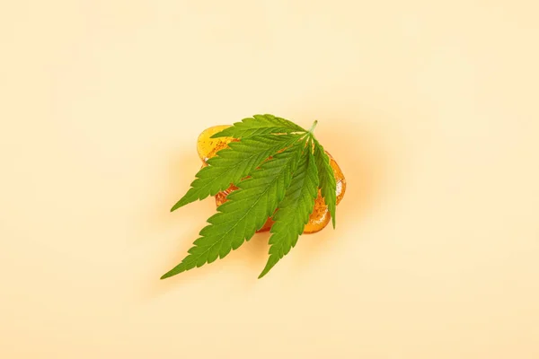 Diamond Cannabis Extract Green Leaf Yellow Background — Stock fotografie
