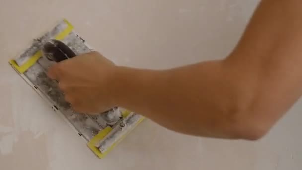 Opravy Zarovnání Stěn Broušení Stěn Před Malováním Zblízka Vysoce Kvalitní — Stock video
