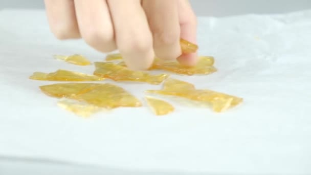 Hand Crush Pieces Golden Cannabis Resin Extract High Quality Fullhd — Vídeo de Stock