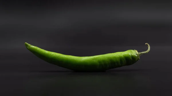 Зеленый Перец Чили Сером Фоне — стоковое фото