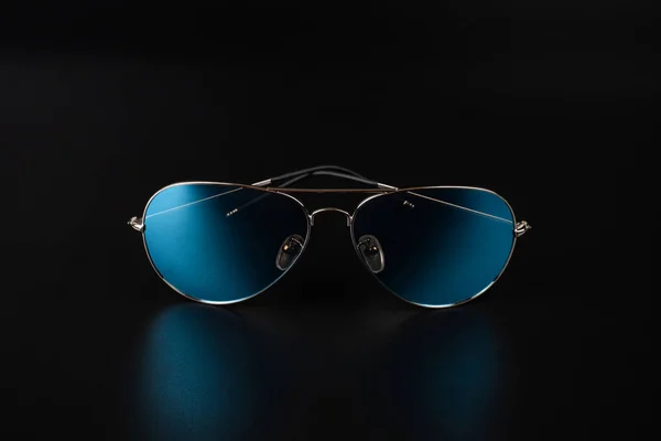 Blue Polarized Sunglasses Closeup Dark Background lizenzfreie Stockfotos