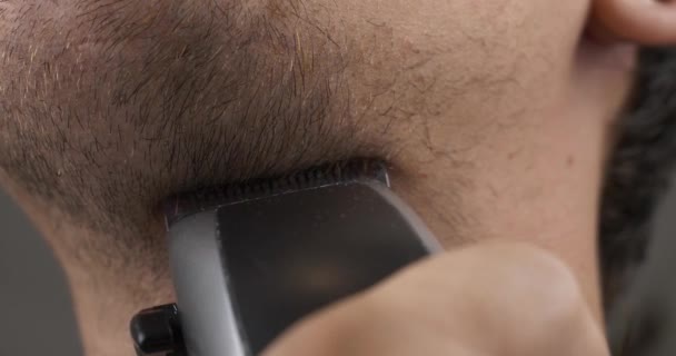 Man Shaving Stubble His Neck Chin Trimmer High Quality Footage — Video