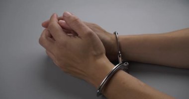 Kadın elleri kelepçeli, yakın plan, kanunu çiğnemekten tutuklanma, suç için pişmanlık yüksek kalite 4K görüntü