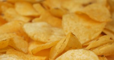 El, altın patates cipsi alır yakın plan, tuzlu atıştırmalıklar. Yüksek kalite 4k görüntü