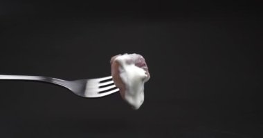 Koyu arkaplanda çatalla kirazlı sıcak hamur tatlısı. Yüksek kalite 4k görüntü