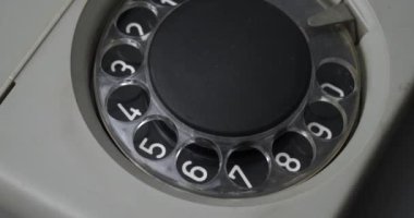 Eski bir telefondan arama, telefon konsepti yüksek kaliteli 4K görüntü