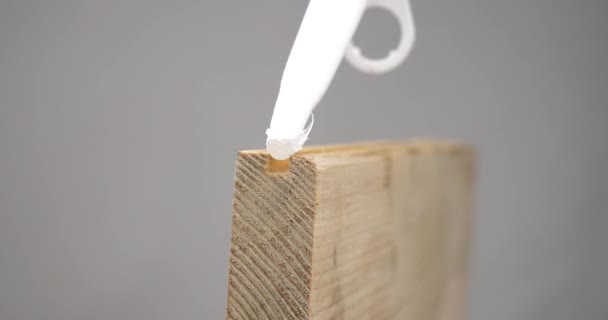 Klejenie Mebli Drewnianych Silikonem Nakładanie Silikonu Płytę Wysokiej Jakości Materiał — Wideo stockowe
