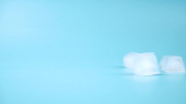 Mavi arka planda yüzen buz küpleri, donmuş buz bloğu suyu. Yüksek kaliteli FullHD görüntüler