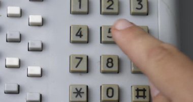 Eski bir telefondan aranıyor, eski bir telefondan aranıyor. Yüksek kalite 4k görüntü