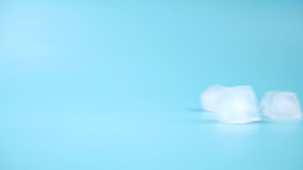 Cubos Gelo Flutuantes Fundo Azul Água Congelada Bloco Gelo Imagens — Vídeo de Stock