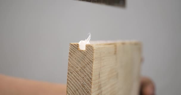 Carpinteiro Colando Uma Prancha Madeira Vidro Imaginado Com Silício Produção — Vídeo de Stock