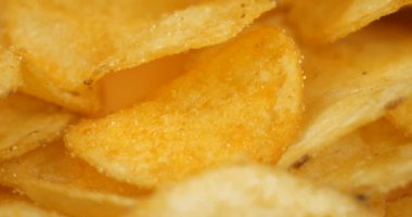 Altın patates cipsi makro yakın plan, tuzlu çıtır aperatif. Yüksek kalite 4k görüntü