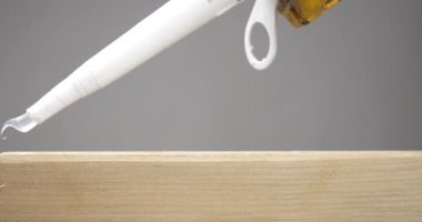 Tahtaya silikon yapıştırmak, ahşap mobilyaları yapıştırmak. Yüksek kalite 4k görüntü