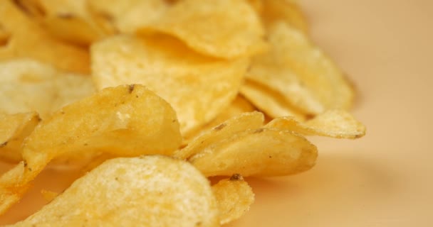 Palce Wziąć Złoty Chipsy Ziemniaczane Zbliżenie Smażone Słone Przekąski Wysokiej — Wideo stockowe