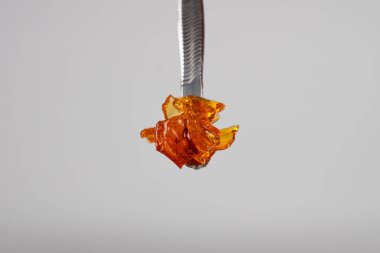 Marihuana cilası lekesi, esrar çubuğu..