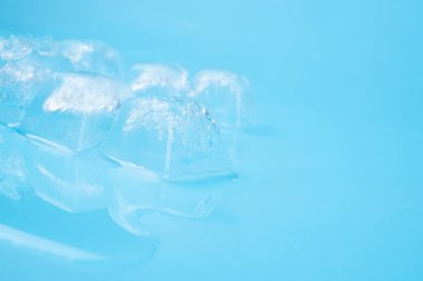 Mavi arkaplanda buz küplerini temizle.