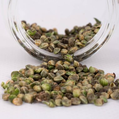 Cam kavanozdaki kenevir tohumları yakın plan, kenevir doğal tahıl