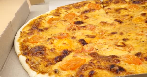 Pizza Emas Margherita Dengan Keju Mozzarella Closeup — Stok Video