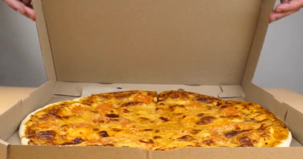 Mâini Deschise Cutie Mozzarella Brânză Pizza Livrare Pizza Imagini Înaltă — Videoclip de stoc