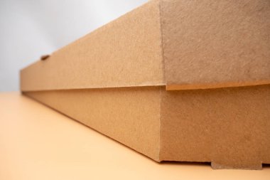 Eller mozzarella peynirli pizza ve pizza kutusunu açsın..