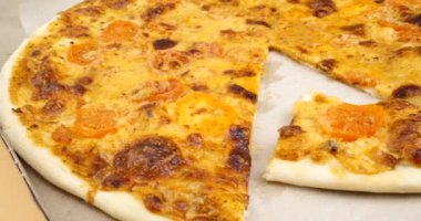 Fırından peynirli sebzeli pizza. Yüksek kalite 4k görüntü