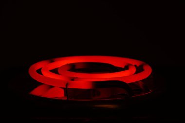 elektrikli soba kırmızı spiral ısınıyor..