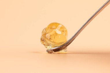 Sarı balmumu ve THC 'de tüttürmek için kullanılan esrar reçinesi..