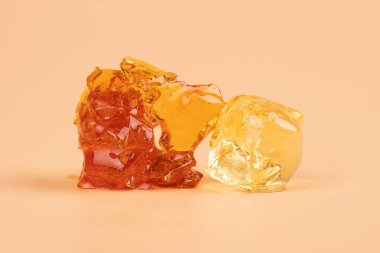 Açık ve koyu renkli kenevir ağdası yüksek THC tüten reçine yakın çekim.