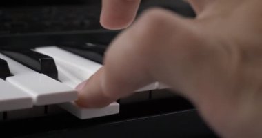 Kadın eli piyanonun tuşlarını çalıyor. Yüksek kalite 4k görüntü