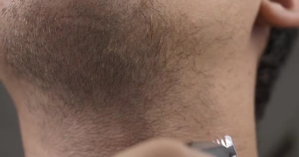 Mannen Rakar Sitt Skägg Med Frisyr Trimmer Närbild Högkvalitativ Film — Stockvideo