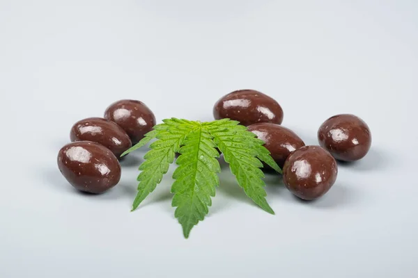 Caramelos Chocolate Con Thc Cbd Drogas Recreativas Hoja Marihuana Verde —  Fotos de Stock