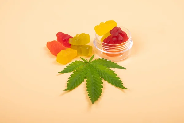 Diverse Cannabis Thc Gelé Godis Och Gröna Löv Rekreation Droger Stockfoto