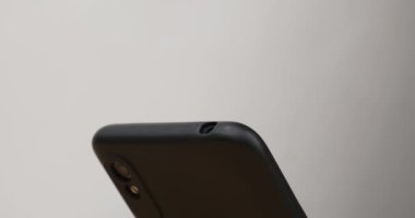 Telefonla müzik dinlerken, kulaklığı akıllı telefona tak. Yüksek kalite 4K görüntü.