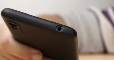 Telefonla müzik dinlerken, kulaklığı akıllı telefona takarken. Yüksek kalite 4k görüntü