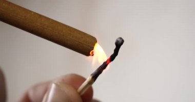 Yakından kibritle sigara yakmak. Yüksek kalite 4k görüntü
