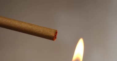 Yakın çekim kibritle sigara yakmak. Yüksek kalite 4k görüntü