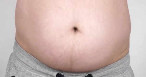 Homem Tremendo Sua Barriga Grande Closeup Dança Barriga Obesidade Imagens — Vídeo de Stock