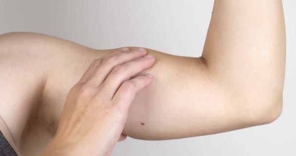 Žena Kontroluje Své Biceps Cvičení Detailní Vysoce Kvalitní Záběry — Stock video