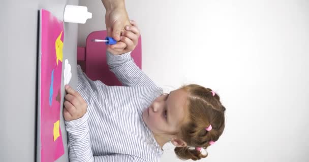 Madre Aiuta Sua Figlia Mettere Colla Carta Colorata Bastone Immagine — Video Stock