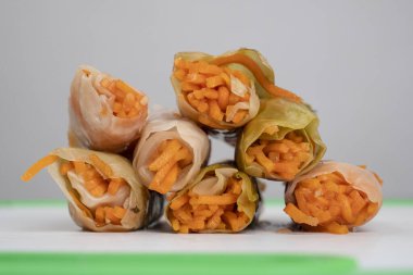 Kore mutfağı, lahana turşusu ve lahana şeklinde havuç turşusu..