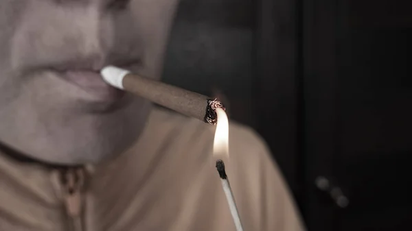 Meggyújt Egy Cigaretta Közeli Káros Függőség Szokás Egy Dohányos — Stock Fotó