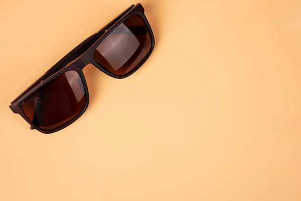 Kahverengi Güneş Polarize Güvenlik Gözlükleri Bej Arkaplan Arkaplan Görünümüne Yakın — Stok fotoğraf