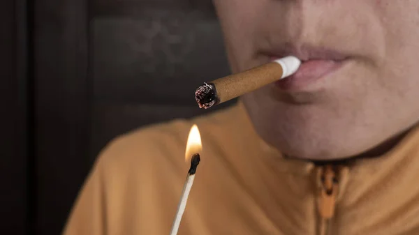 Donna Accende Una Sigaretta Primo Piano Dipendenza Dannosa Abitudine Fumatore — Foto Stock