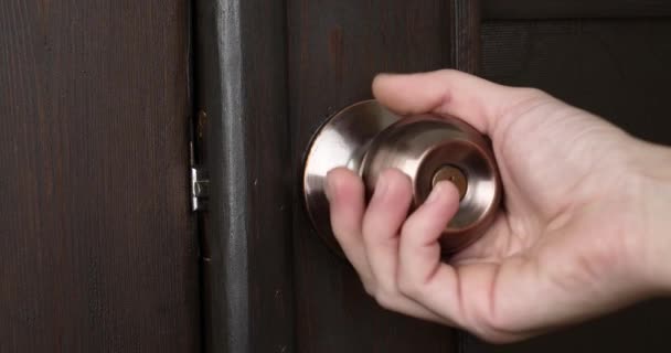 Ręce Zamknąć Wnętrze Drewniane Drzwi Kluczem Zbliżenie Wysokiej Jakości Materiał — Wideo stockowe
