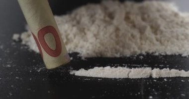 Beyaz kokain tozunu yakın plan kullan, uyuşturucu amfetamini. Yüksek kalite 4k görüntü